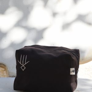 Trousse de toilette week-end brodée – Motif berbère Main de protection