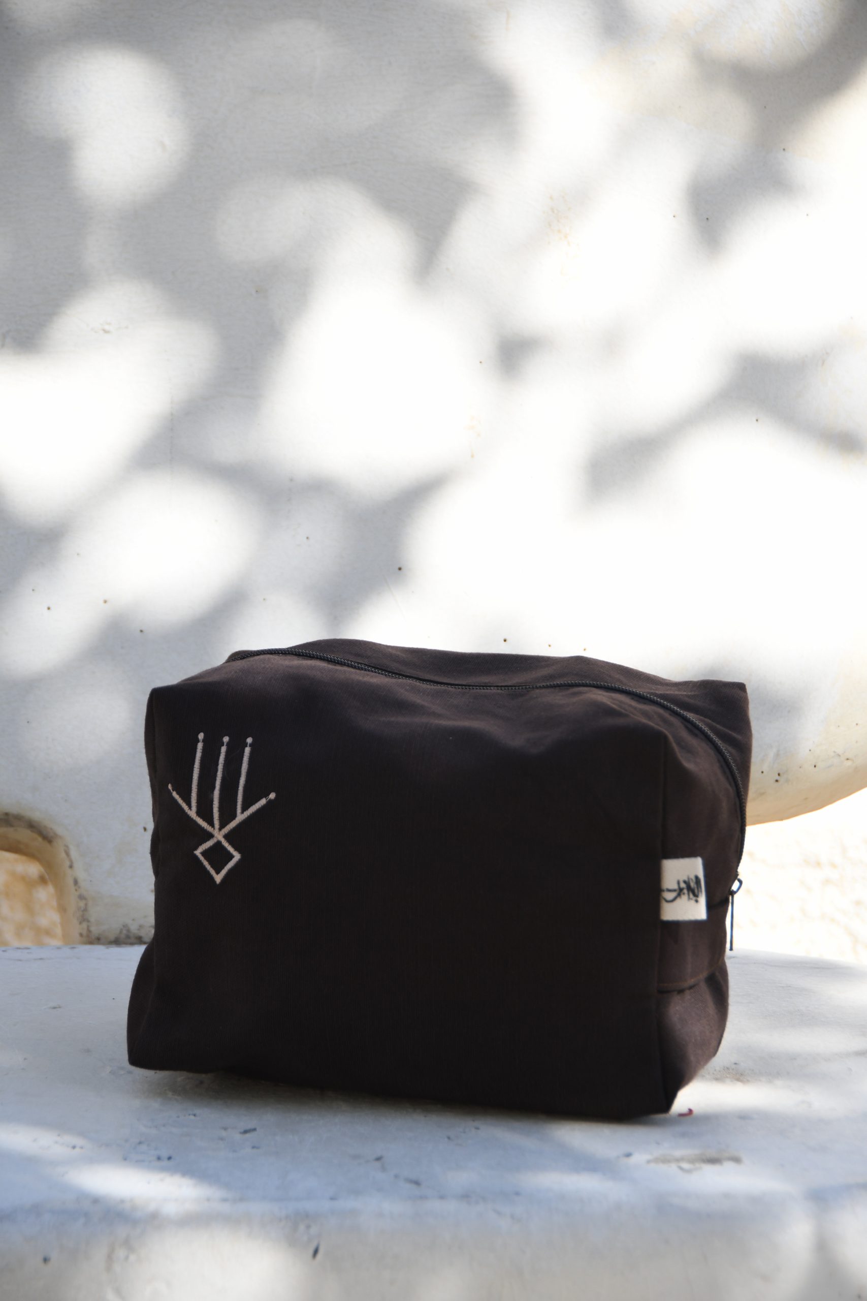 Trousse de toilette week-end brodée – Motif berbère Main de protection